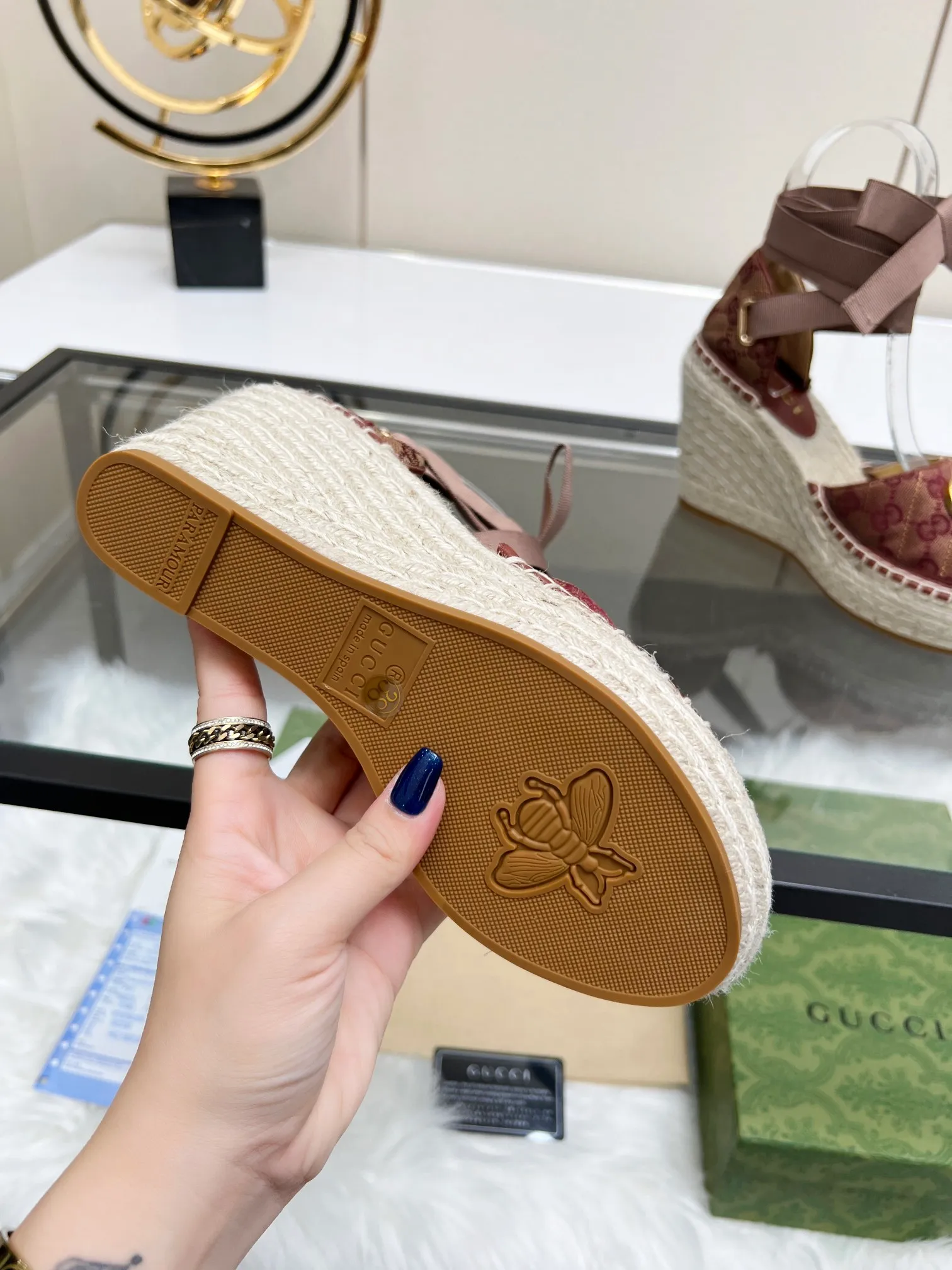 👟👟Ex-factory price 440👟👟 GUCCI wedge fisherman sandals, thick-soled straw, high-end quality, fabric: double G fabric, electric embroidery, lining: mixed sheepskin lining, yardage: 35～42, color: pure white. Dear new and old customers, the picture has been updated, please transfer the image to change. The upgraded version of the wedge heel currently has more than 40 colors. Transfer the image to sell.